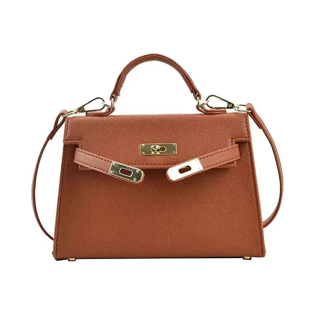 Borsa a mano in pelle marrone con chiusura a girello dorata, manico superiore e tracolla rimovibile. Elegante accessorio moda donna.
