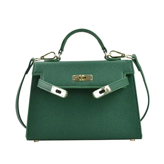 Borsa a mano verde in pelle con chiusura a girello dorata, manico superiore e tracolla rimovibile. Elegante accessorio moda donna.