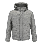 Giacca invernale uomo grigia con cappuccio, imbottita, trapuntata, chiusura zip, design moderno. Ideale per climi freddi, moda casual.