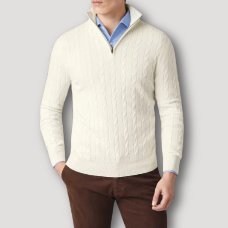 Maglione uomo bianco a trecce con zip, indossato su camicia azzurra. Elegante e casual, perfetto per l'autunno. Abbigliamento maschile di tendenza.
