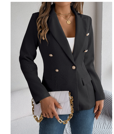 Giacca blazer nero elegante da donna con bottoni dorati, abbinata a jeans e borsa bianca a catena. Look chic e moderno per ufficio o eventi formali.