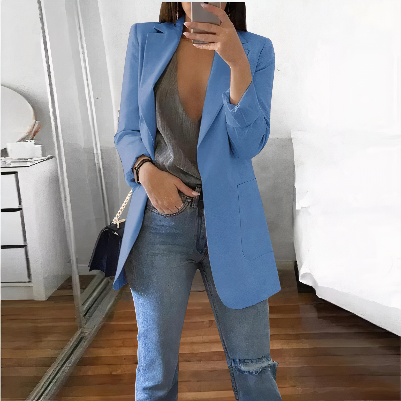 Giacca blazer donna blu, abbinata a jeans e top grigio, moda casual elegante, outfit moderno per ufficio o eventi, stile autunnale.