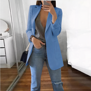 Giacca blazer donna blu, abbinata a jeans e top grigio, moda casual elegante, outfit moderno per ufficio o eventi, stile autunnale.