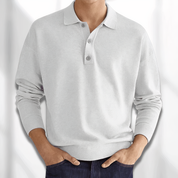Maglione uomo grigio chiaro, maniche lunghe, colletto polo, abbinato a jeans blu scuro. Moda casual elegante, abbigliamento maschile autunno.