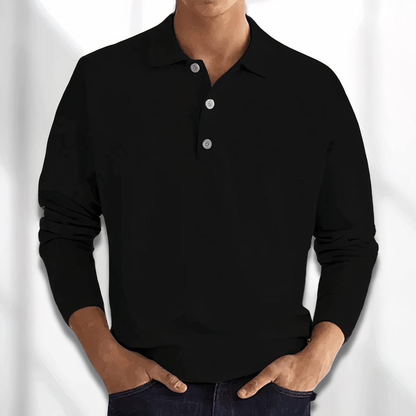 Maglia polo nera a maniche lunghe da uomo, con colletto classico e tre bottoni, indossata con jeans. Elegante e casual, ideale per ogni occasione.