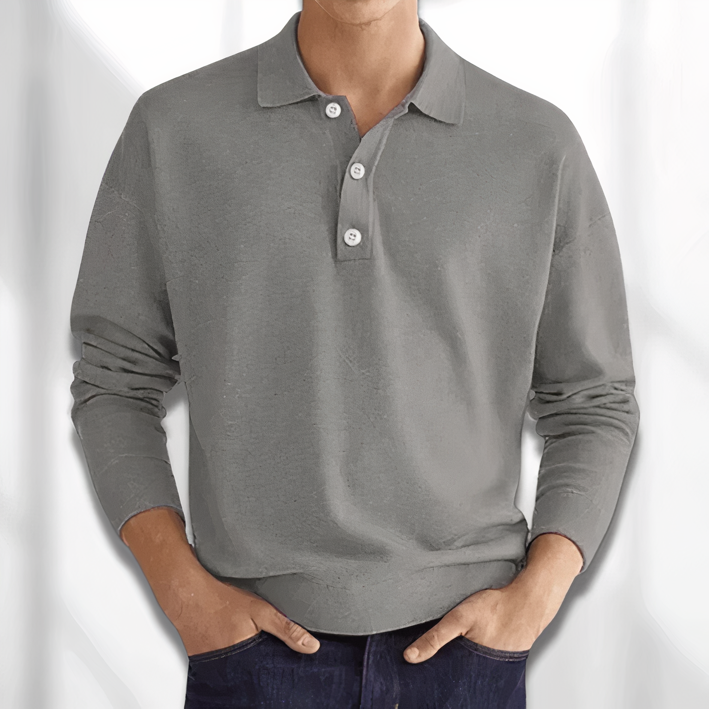 Maglione uomo grigio a maniche lunghe, colletto polo, bottoni bianchi, tessuto morbido, stile casual, perfetto per autunno e inverno.