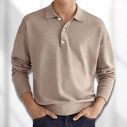 Maglione beige uomo in cotone, maniche lunghe, colletto polo, abbinato a jeans blu. Elegante e casual, ideale per moda autunnale.