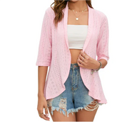 Giacca cardigan rosa traforata da donna, maniche a tre quarti, abbinata a top bianco e shorts di jeans strappati. Moda estiva casual.