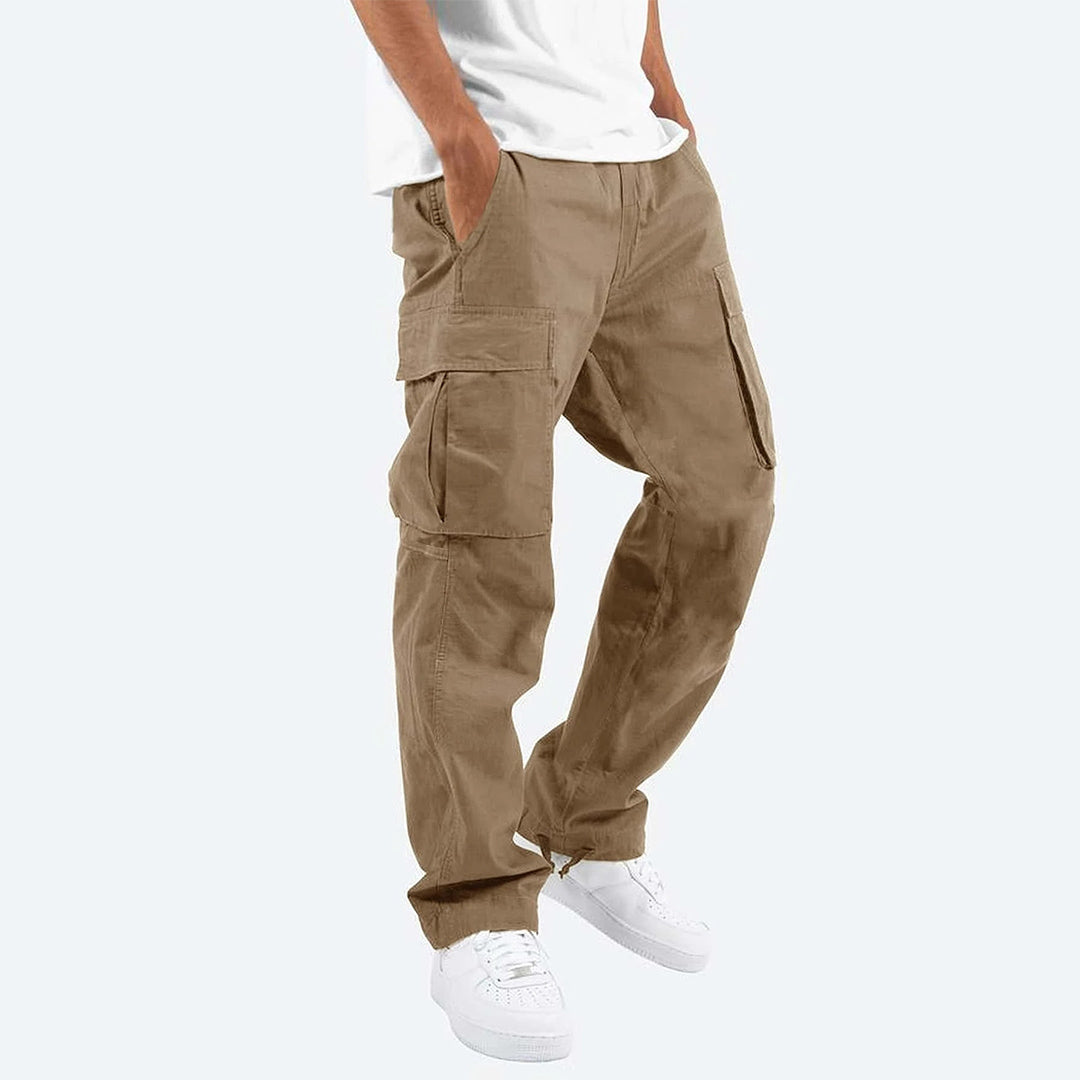 Pantaloni cargo uomo beige, tasche multiple, stile casual, tessuto resistente, abbinati a scarpe bianche, perfetti per look urbano e outdoor.
