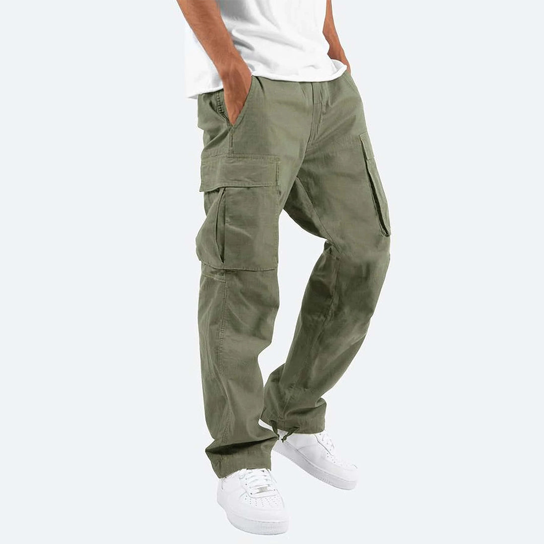 Pantaloni cargo verdi da uomo, tasche multiple, vestibilità comoda, stile casual, abbinati a scarpe bianche e maglietta bianca.