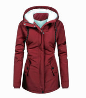 Giacca invernale da donna rossa con cappuccio, imbottitura in pile, chiusura a bottoni e tasche frontali. Ideale per il freddo.
