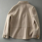 Giacca beige in lana, design minimalista, vista posteriore. Maniche lunghe con polsini a bottone, ideale per moda autunnale e invernale.
