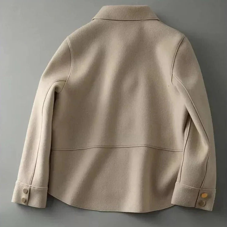 Giacca beige in lana, design minimalista, vista posteriore. Maniche lunghe con polsini a bottone, ideale per moda autunnale e invernale.