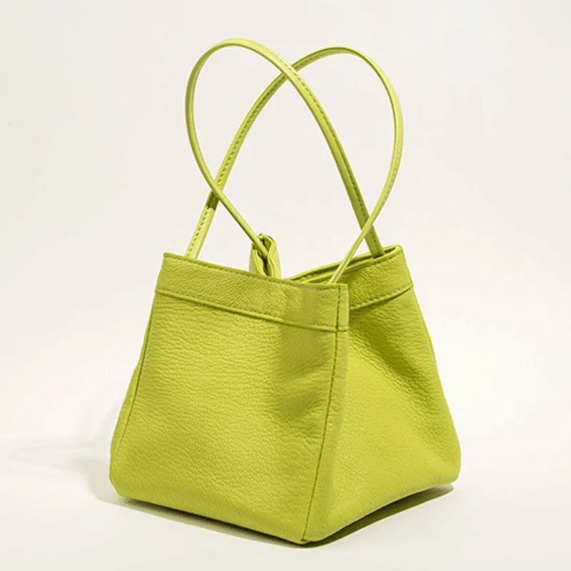Borsa a mano verde lime in pelle, design moderno, doppio manico, ideale per moda donna, accessorio elegante e versatile.