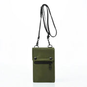 Custodia portacellulare verde oliva con tracolla regolabile, tasca frontale con zip e chiusura a bottone. Accessorio moda pratico ed elegante.