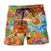 Pantaloncini colorati con grafica di furgone hippie, zucche, simboli di pace e gatti. Design vivace, ideale per Halloween e feste a tema.