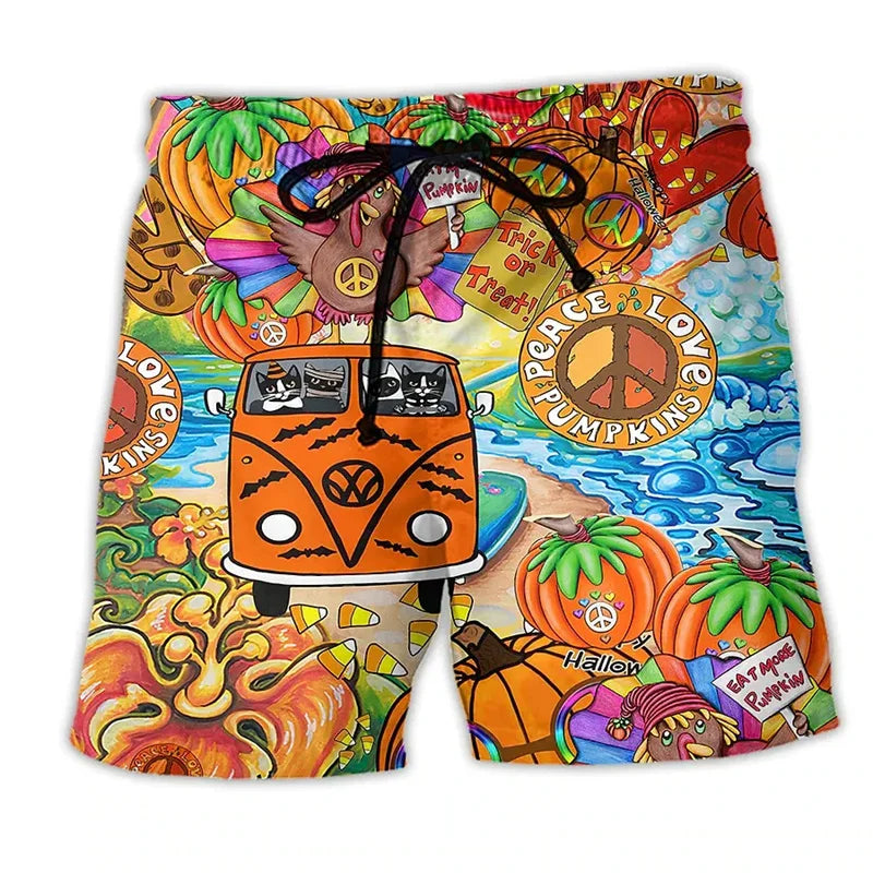 Pantaloncini colorati con grafica di furgone hippie, zucche, simboli di pace e gatti. Design vivace, ideale per Halloween e feste a tema.