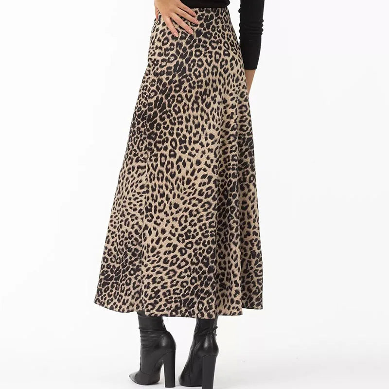 Gonna lunga leopardata donna, elegante e alla moda, abbinata a stivali neri con tacco. Perfetta per look autunnali e invernali.
