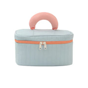 Borsa cosmetica da viaggio azzurra con manico rosa, chiusura a zip arancione, design elegante e compatto, ideale per organizzare trucchi e accessori.