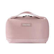 Borsa da viaggio rosa in tessuto resistente con manico superiore e chiusura a zip, ideale per organizzare accessori e cosmetici.