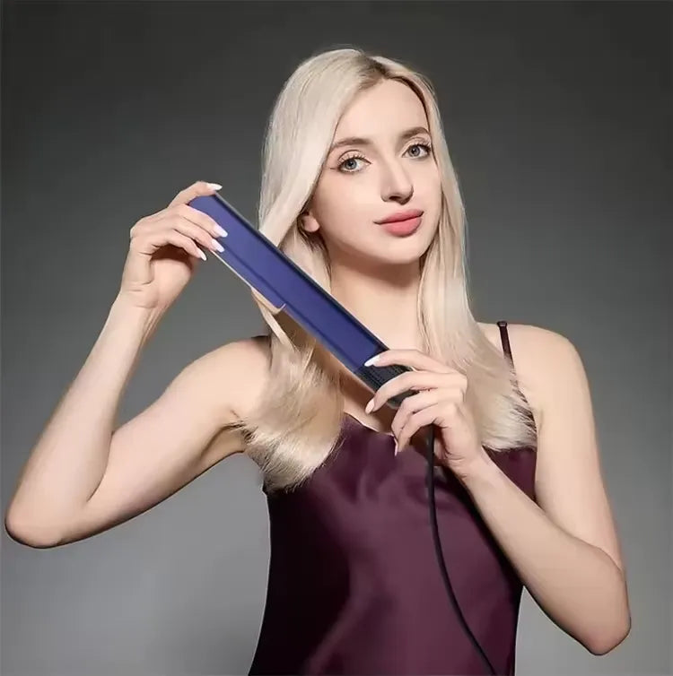 Donna che utilizza una piastra per capelli blu su capelli biondi. Strumento per styling capelli, lisciatura professionale, cura dei capelli.