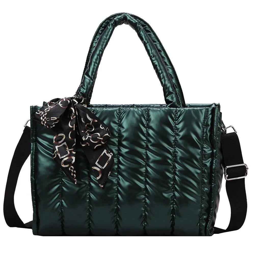 Borsa a mano trapuntata verde scuro con manici imbottiti, tracolla regolabile e foulard decorativo nero. Elegante e moderna per ogni occasione.