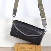 Borsa a tracolla in pelle nera con dettagli grigi, design rettangolare, tracolla regolabile verde, ideale per moda uomo e donna.