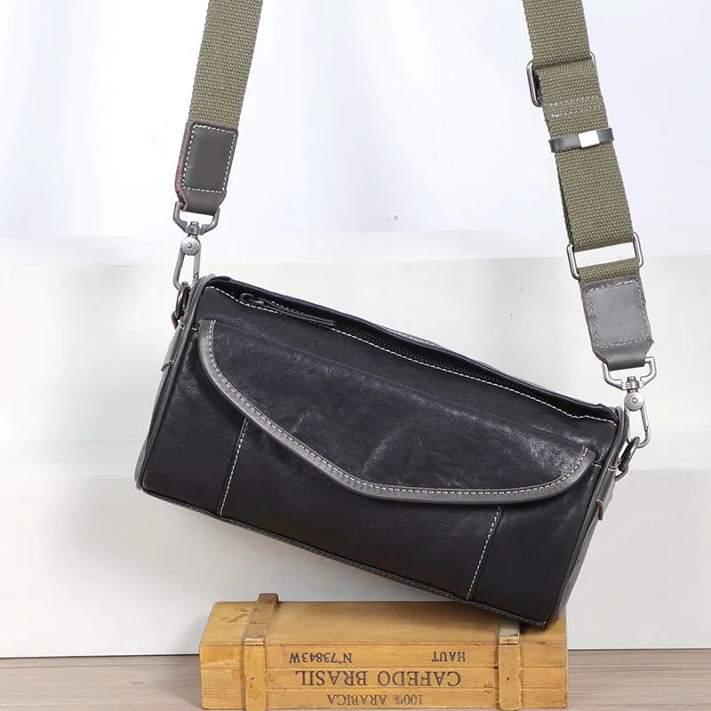 Borsa a tracolla in pelle nera con dettagli grigi, design rettangolare, tracolla regolabile verde, ideale per moda uomo e donna.