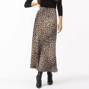 Gonna lunga leopardata donna, elegante e alla moda, abbinata a stivali neri e maglia nera. Stile casual chic, perfetta per ogni occasione.