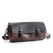 Borsa a tracolla in pelle marrone e nera, design elegante con fibbie metalliche, ideale per uomo e donna. Accessorio moda di alta qualità.
