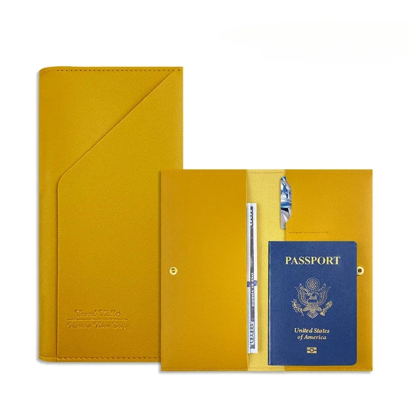 Portafoglio da viaggio in pelle gialla con passaporto USA, scomparti per carte e penna. Elegante e funzionale, ideale per viaggiatori.