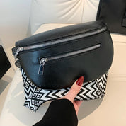 Marsupio in pelle nera con cerniere argentate e motivo geometrico bianco e nero. Accessorio moda elegante, perfetto per look casual e urbani.