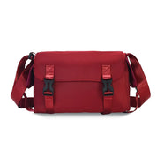 Borsa a tracolla rossa unisex, design moderno, con chiusure a fibbia, ideale per viaggi e uso quotidiano. Materiale resistente e spazioso.