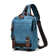 Zaino monospalla in tela blu con dettagli in pelle marrone, tasche multiple e cinghia regolabile. Design casual e pratico per uomo e donna.