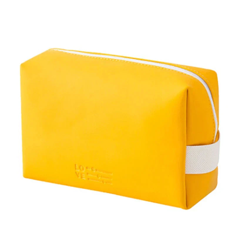 Astuccio da viaggio giallo in pelle sintetica con cerniera bianca e manico laterale. Design moderno, ideale per cosmetici e accessori.