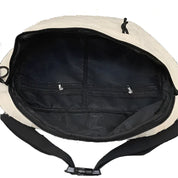 Borsa a tracolla beige aperta, con ampio scomparto interno nero e tasche a rete con cerniera. Design elegante e funzionale per viaggi e sport.
