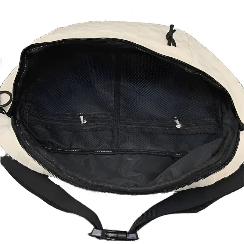 Borsa a tracolla beige aperta, con ampio scomparto interno nero e tasche a rete con cerniera. Design elegante e funzionale per viaggi e sport.