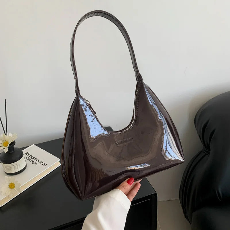 Borsa a spalla in pelle lucida marrone scuro, design elegante e moderno, ideale per moda femminile. Accessorio di tendenza per ogni occasione.