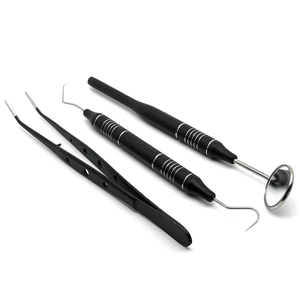 Set di strumenti dentali neri: specchietto, sonda e pinzette. Strumenti odontoiatrici professionali per igiene orale e controllo dentale.