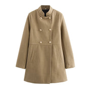 Cappotto donna beige, doppio petto, elegante, con bottoni dorati, tasche laterali, collo alto. Ideale per autunno e inverno. Moda femminile.