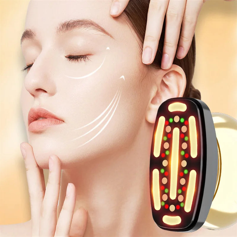 Dispositivo massaggio viso LED rosso, donna rilassata, trattamento anti-età, cura della pelle, miglioramento circolazione, bellezza, ringiovanimento.
