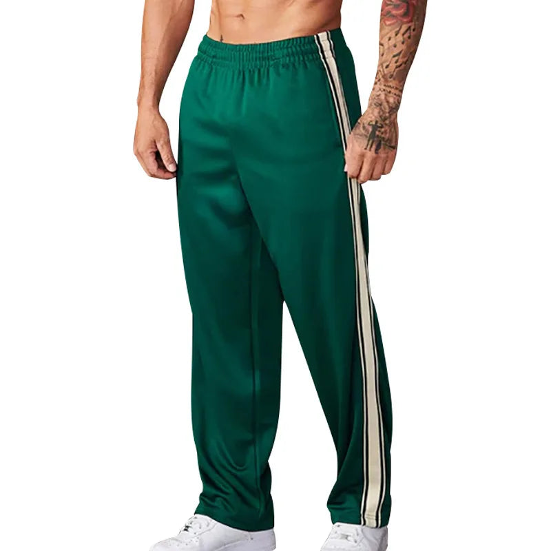 Pantaloni sportivi verdi da uomo con strisce laterali bianche, elastico in vita, tessuto traspirante, ideali per allenamento e tempo libero.