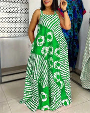 Abito lungo estivo verde con motivo a righe e cerchi bianchi, senza maniche, ideale per moda donna casual e occasioni estive.