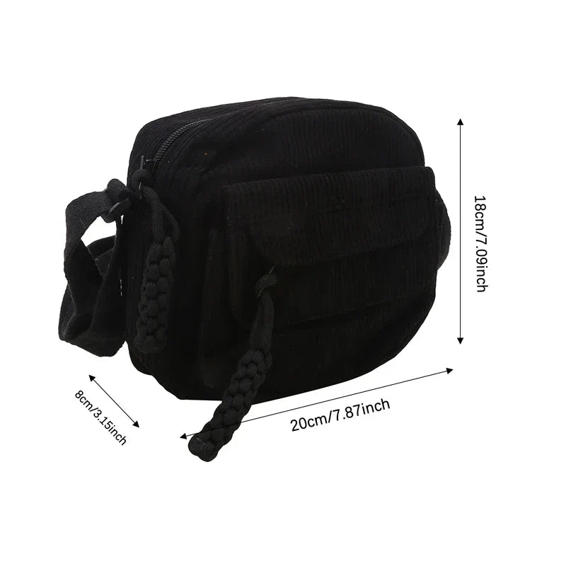 Zaino nero in velluto a coste, dimensioni 20x18x8 cm, con tasca frontale e cinghie intrecciate. Elegante e compatto, ideale per uso quotidiano.