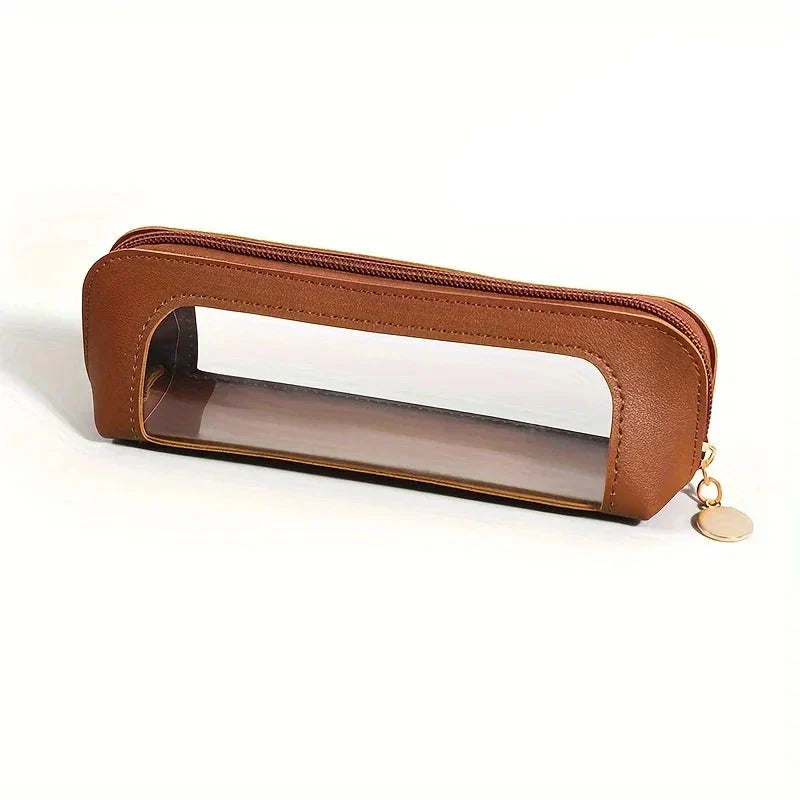 Astuccio trasparente in pelle marrone con cerniera dorata, design elegante e moderno, ideale per scuola o ufficio. Accessorio pratico e alla moda.