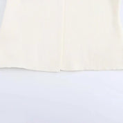 Maglione bianco in maglia a coste, design minimalista, tessuto morbido e caldo, ideale per moda autunnale e invernale, abbigliamento casual elegante.