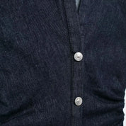 Camicia in denim blu scuro con bottoni metallici, tessuto resistente, stile casual, moda uomo, abbigliamento versatile, dettagli eleganti.