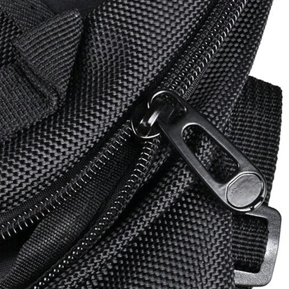 Zaino nero in tessuto resistente con cerniera robusta, ideale per viaggi e uso quotidiano. Design elegante e pratico. Accessorio moda unisex.