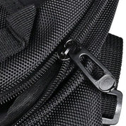 Zaino nero in tessuto resistente con cerniera robusta, ideale per viaggi e uso quotidiano. Design elegante e pratico. Accessorio moda unisex.