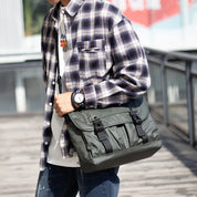 Uomo con camicia a quadri indossa borsa a tracolla verde militare, casual, moda urbana, accessori maschili, stile autunnale, orologio da polso.